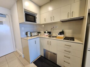 Fridge, microwave, stovetop, dishwasher