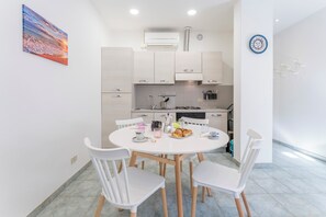 Departamento, vista a la ciudad | Cocina privada | Horno, cafetera de espresso, tostadora y utensilios de cocina 