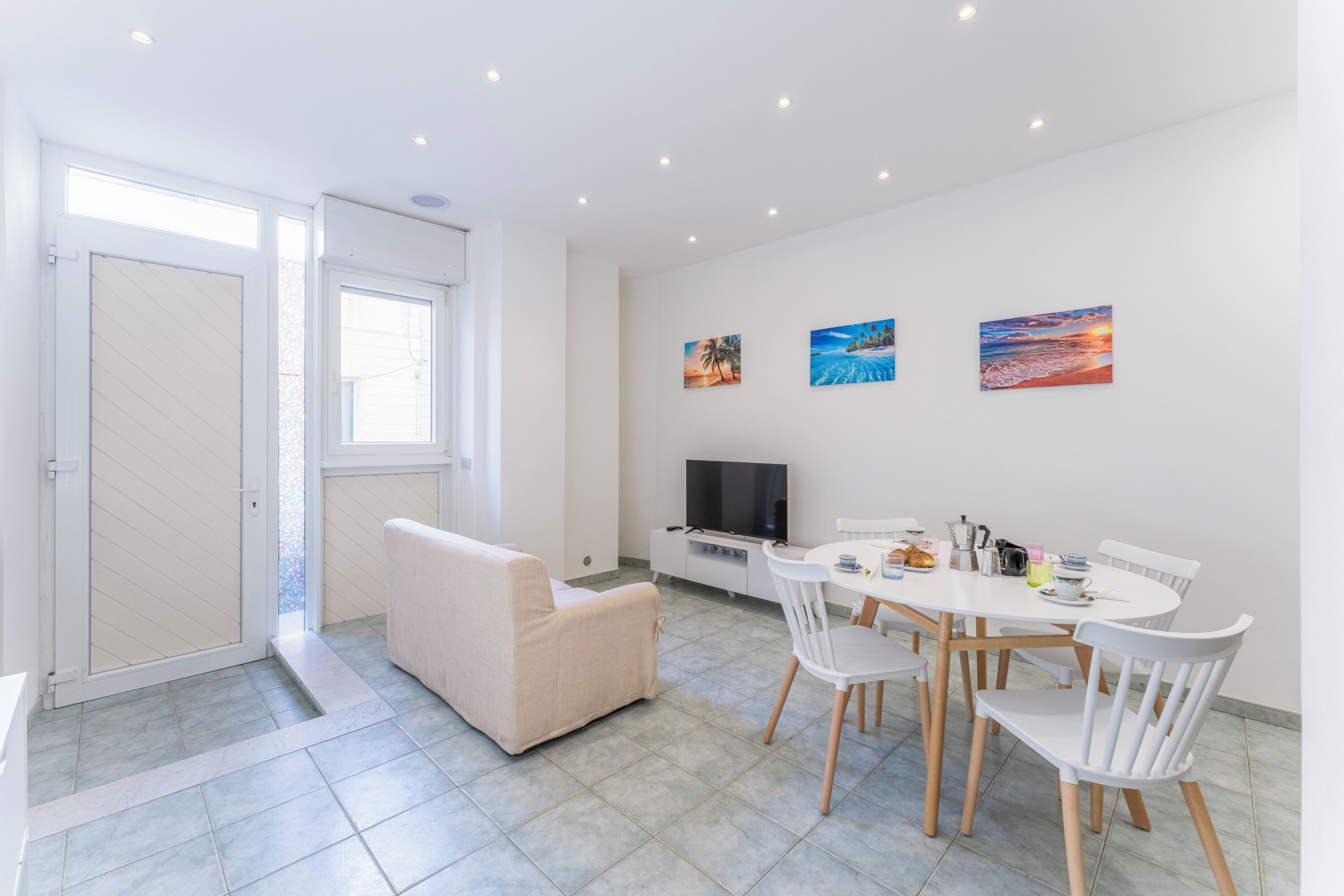 Appartement, vue ville | Coin séjour | Télévision à écran plat de 32 pouces avec chaînes par satellite