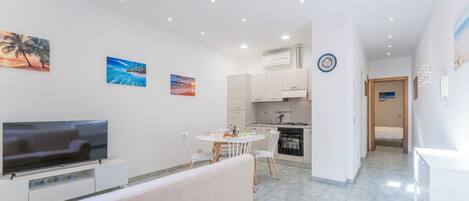 Apartment, Stadtblick | Wohnbereich | 32-Zoll-Flachbildfernseher mit Satellitenempfang