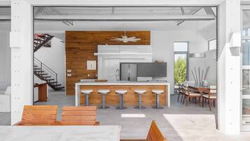 Refrigerador con freezer, microondas, horno, placa de cocina