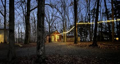 Romantic studio cottage, ride 2 Wolf Pen Gap, king, paved rd, fire pit, private.