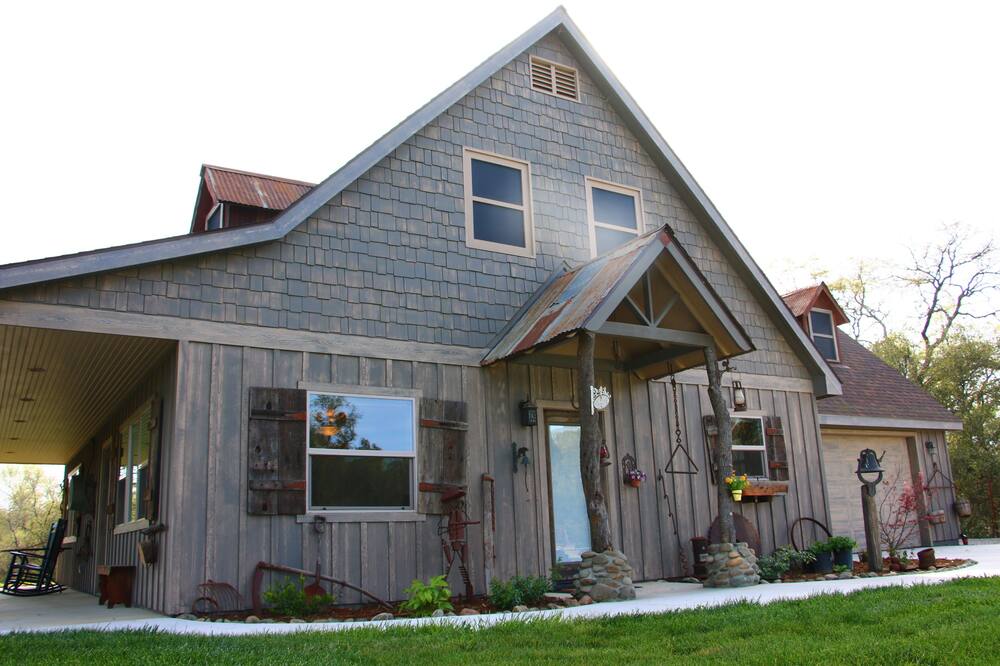 Rustic Cabin on 40 Acre Working Cattle Ranch ~Wineries Hiking Family friendly~