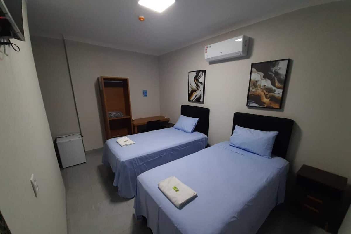 Luxury Suite | Desk, laptop workspace, free WiFi, bed sheets