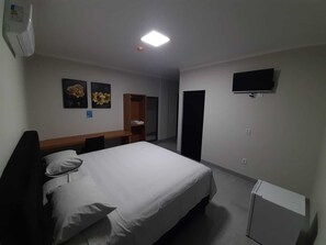 Desk, laptop workspace, free WiFi, bed sheets - Paraíso hotel (Santa Helena De Goias)
