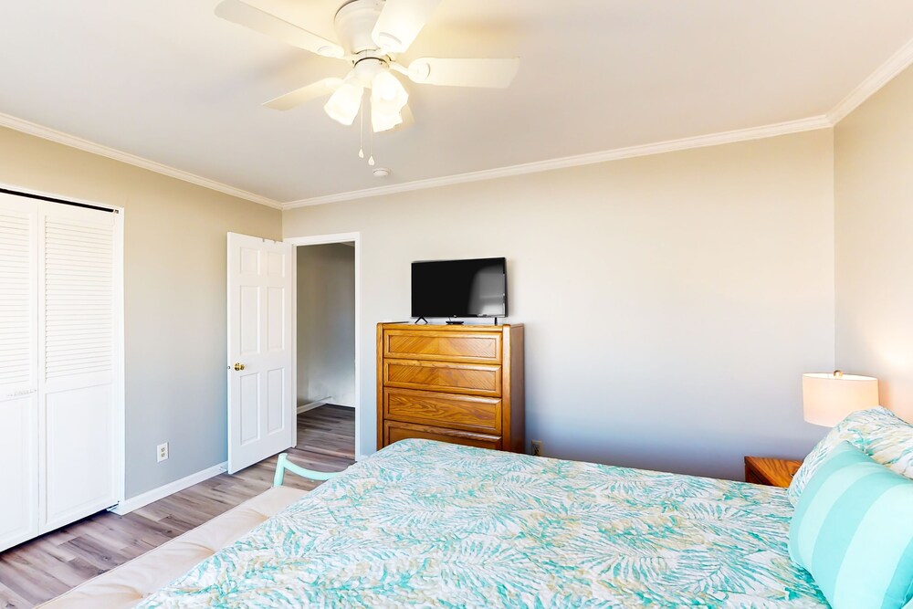 Charming beach condo with seasonal pool & washer/dryer steps from the ocean Pine Knoll