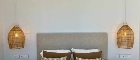 2 bedrooms, desk, iron/ironing board, WiFi