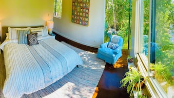 3 bedrooms, desk, internet, bed sheets