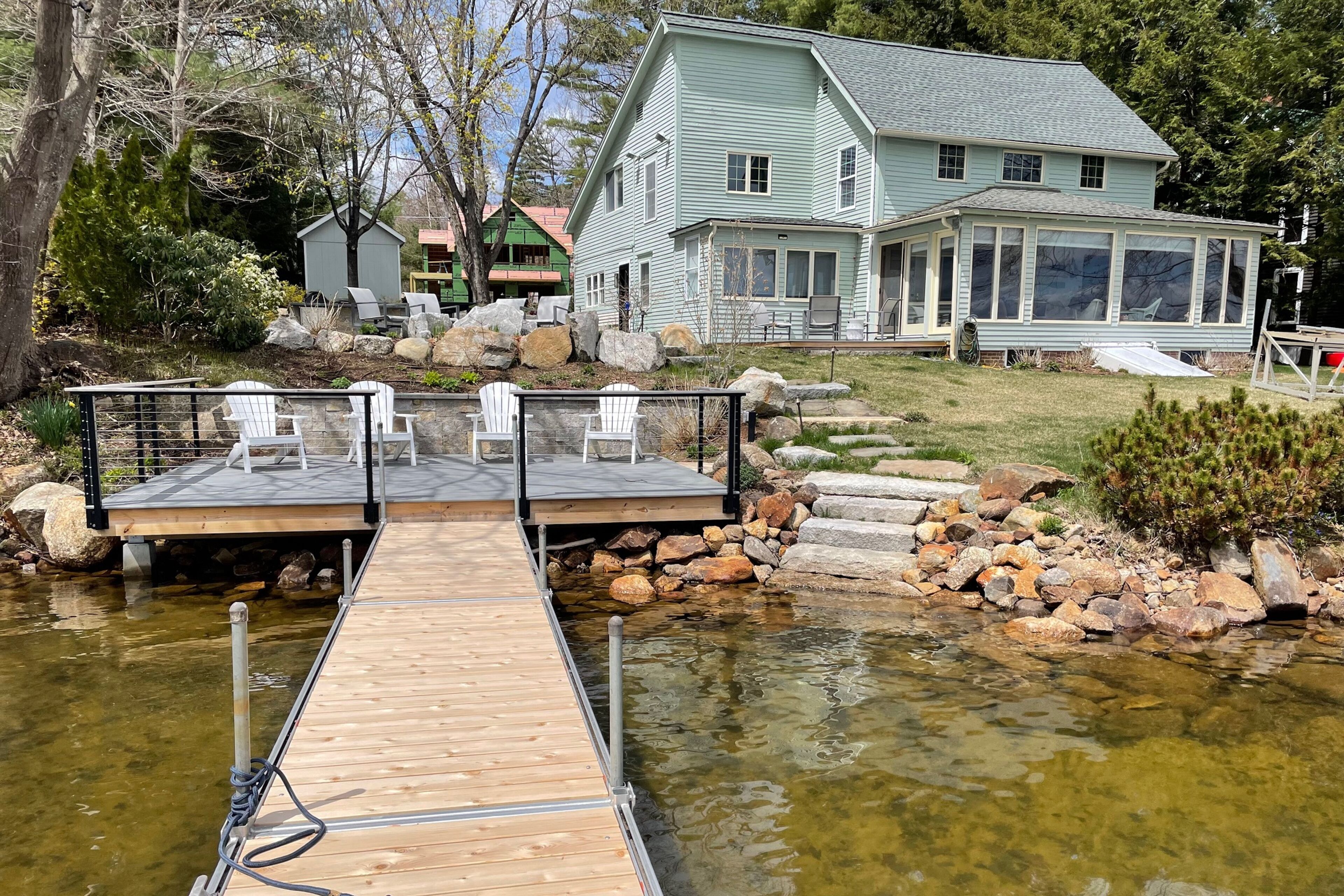 Lakefront spacious all season home w/dock, deck, outdoor kitchen, sunrise views