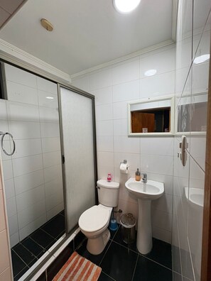 Habitación Deluxe con 1 cama matrimonial o 2 individuales, 1 cama Queen size, baño privado | Baño | Tina con regadera, jabón, shampoo, papel de baño 