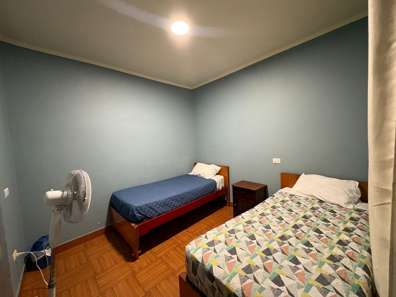 Phòng 2 giường đơn phong cách cổ điển | Khu vực làm việc phù hợp cho laptop 