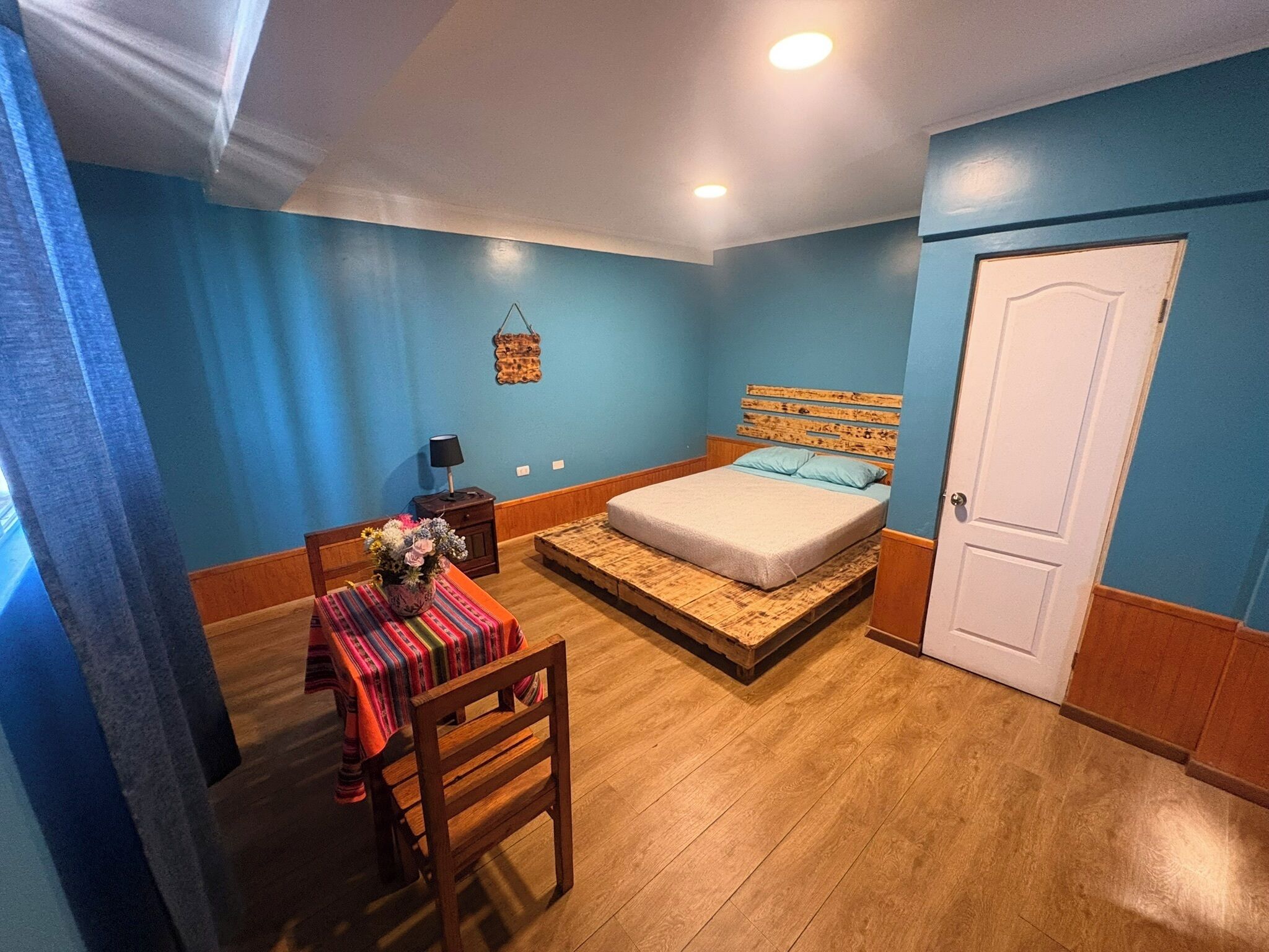 Phòng đôi hoặc 2 giường đơn Deluxe, 1 giường cỡ queen, phòng tắm riêng, tầng trệt | Khu vực làm việc phù hợp cho laptop 