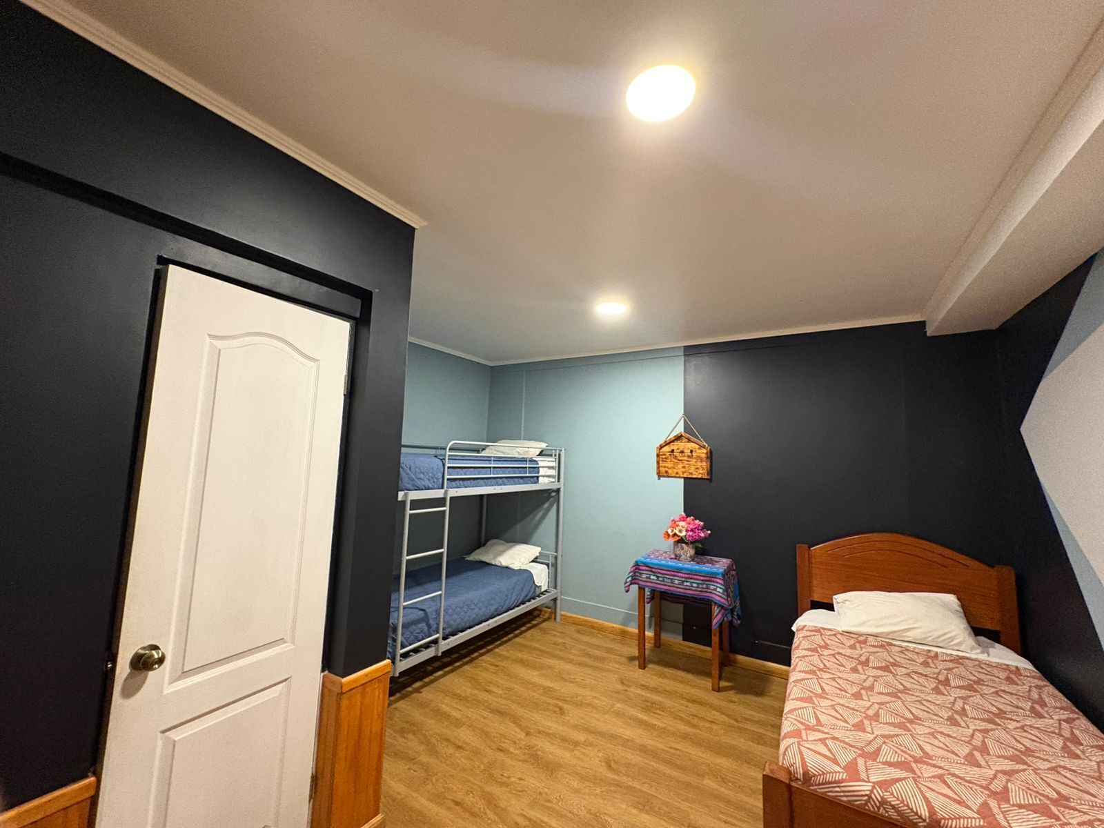 Comfort trippelrum - privat badrum | Arbetsyta för laptop och gratis wi-fi