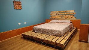 Habitación Deluxe con 1 cama doble o 2 individuales, 1 cama de matrimonio, baño privado, planta baja | Espacio para trabajar con un portátil y wifi gratis