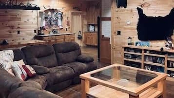 Smart TV, reproductor de DVD, futbolito y tenis de mesa