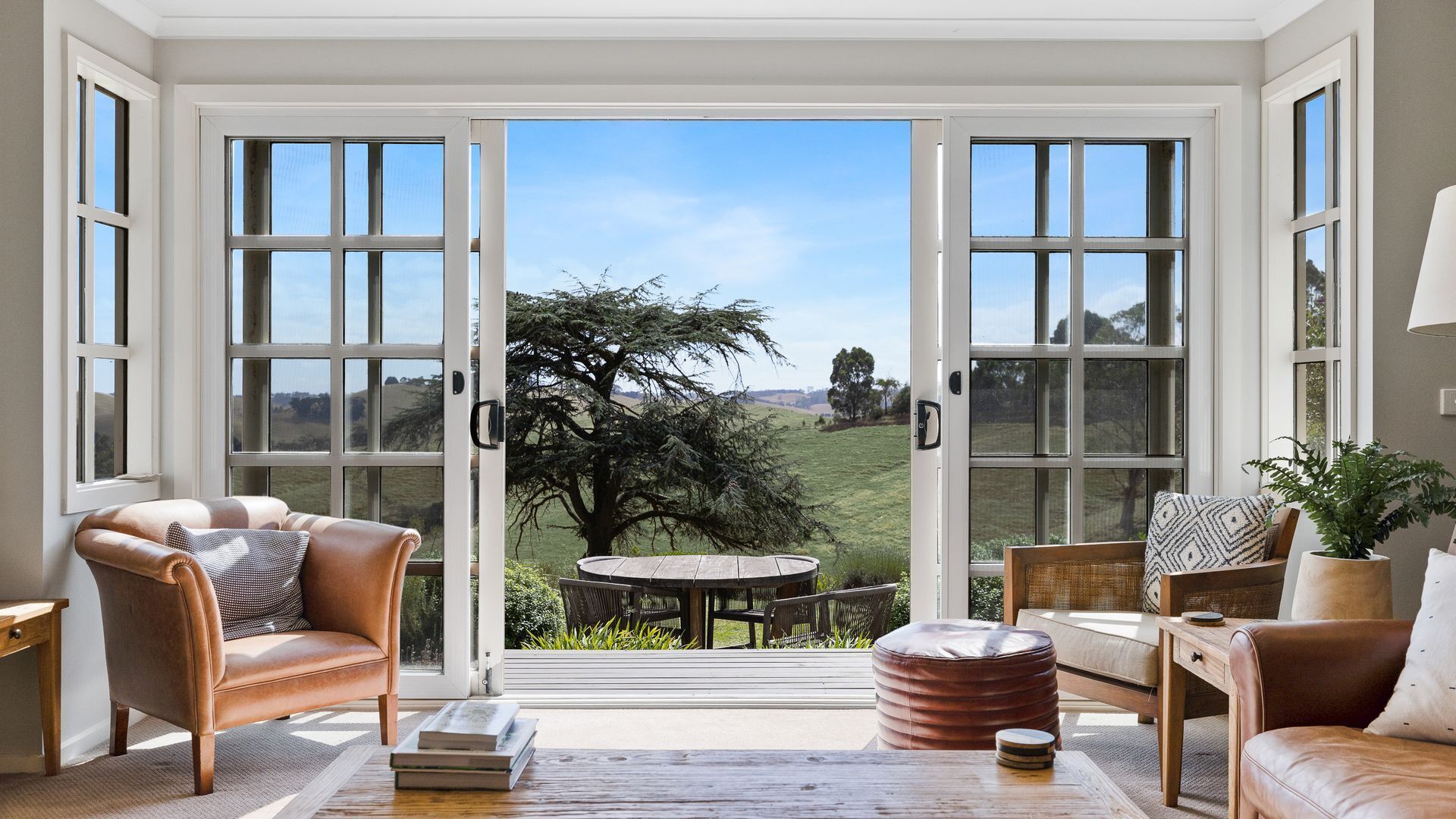 Fernseher, Kamin, Tischtennisplatte, Bücher