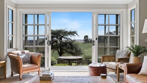 Televisión, chimenea, mesa de ping pong, libros