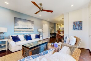 TV - Water-view condo with balcony, smart TVs, Washer/Dryer and Pool (Horseshoe Bay)