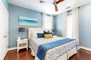 1 bedroom, internet, bed sheets - Water-view condo with balcony, smart TVs, Washer/Dryer and Pool (Horseshoe Bay)