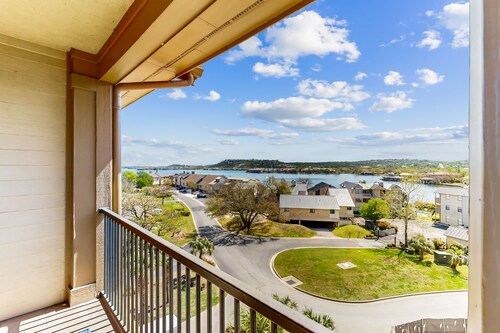 Water-view condo with balcony, smart TVs, Washer/Dryer and Pool