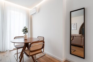 Dining - GuestReady - Crown Garden Escape (Porto)
