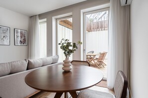 Dining - GuestReady - Crown Garden Escape (Porto)