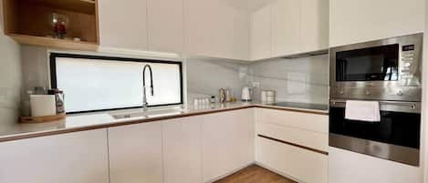 Cafetera y tetera, refrigerador, microondas y horno