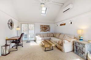 Télévision, cheminée, livres