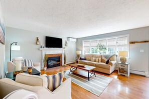 TV, fireplace, books - Dog-friendly home with 2 firepits & great deck - 1 mile to Megansett Beach (North Falmouth)