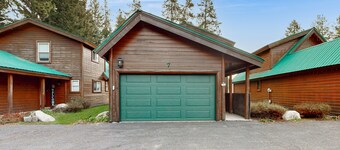 Fabulous McCall townhome with amazing golf course views & luxurious amenities