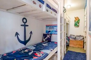 2 quartos, ferros/tábuas de passar roupa, acesso à internet