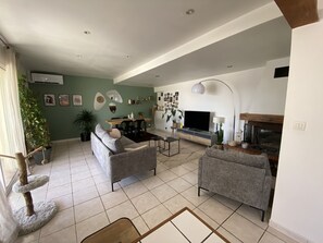 TV - Maison Chaleureuse 2 Chambres 2 Extérieurs (Sigean)