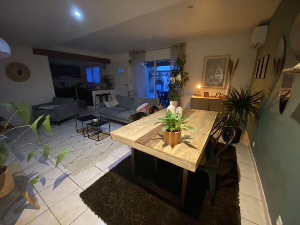 TV - Maison Chaleureuse 2 Chambres 2 Extérieurs (Sigean)