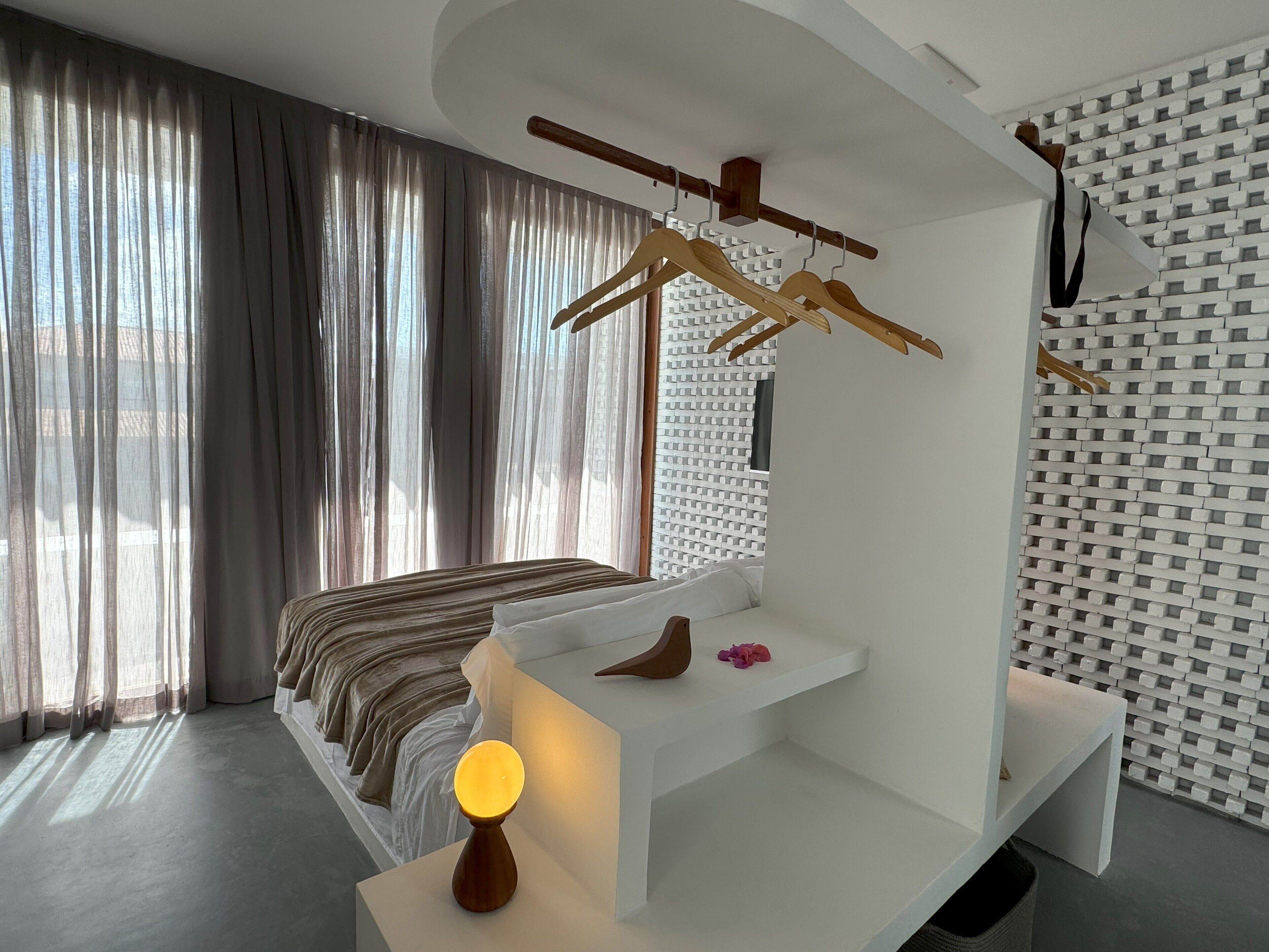 Suíte superior, 1 cama Queen, sacada | 1 quarto, roupas de cama premium, camas Select Comfort, frigobar