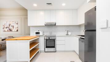 Apartamento Signature, 1 cama de matrimonio grande con sofá cama, balcón, vistas al patio | Cocina privada | Frigorífico grande, microondas, horno y placa de cocina