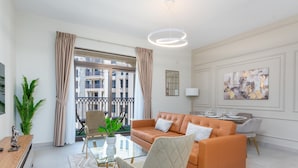Căn hộ có thiết kế đặc trưng, 1 giường cỡ king và sofa giường, ban công, quang cảnh sân vườn | Khu phòng khách