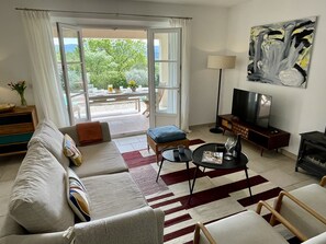 Fernseher, Kamin, Stereoanlage