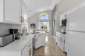 Fridge, microwave, oven, stovetop - Pool, Grill, 4 Bedrooms (Davenport)