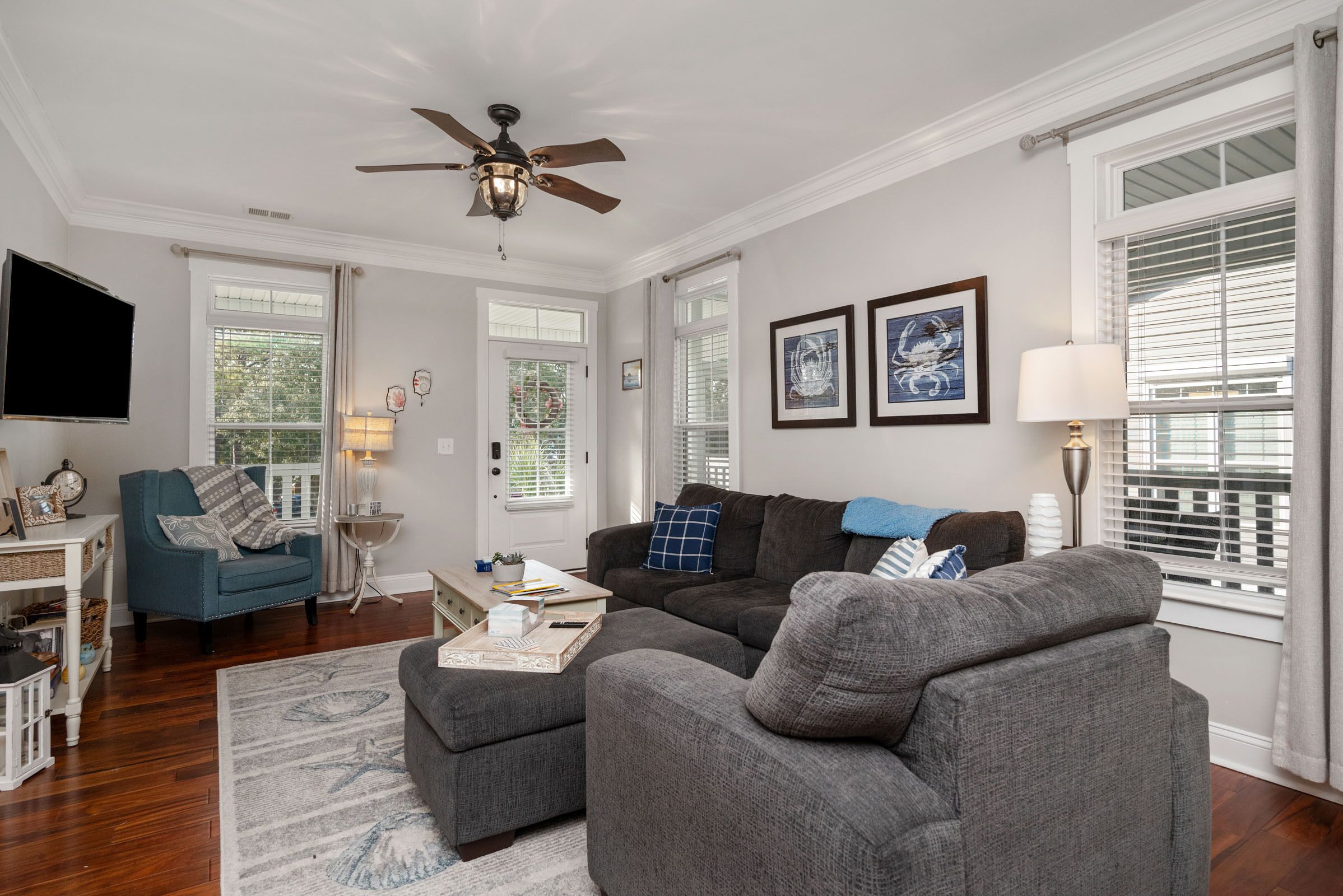 Seaside Escape: Quiet Neighborhood Escape Close to Beach