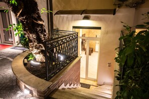 クラシック アパートメント クイーンベッド 1 台ソファーベッド付き | 部屋からの景観