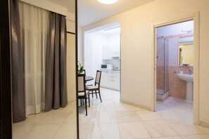 Standard-Suite, 1 Queen-Bett, zum Innenhof hin