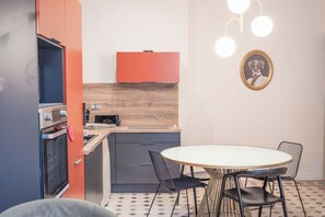Fridge, microwave, oven, stovetop - Le Pavillon, Appartement Écolodge Haut de Gamme Avec Piscine et Jacuzzi (Pézenas)