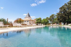 Outdoor pool, a heated pool - Le Pavillon, Appartement Écolodge Haut de Gamme Avec Piscine et Jacuzzi (Pézenas)