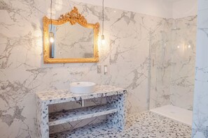 Hair dryer, towels, soap, shampoo - Le Pavillon, Appartement Écolodge Haut de Gamme Avec Piscine et Jacuzzi (Pézenas)