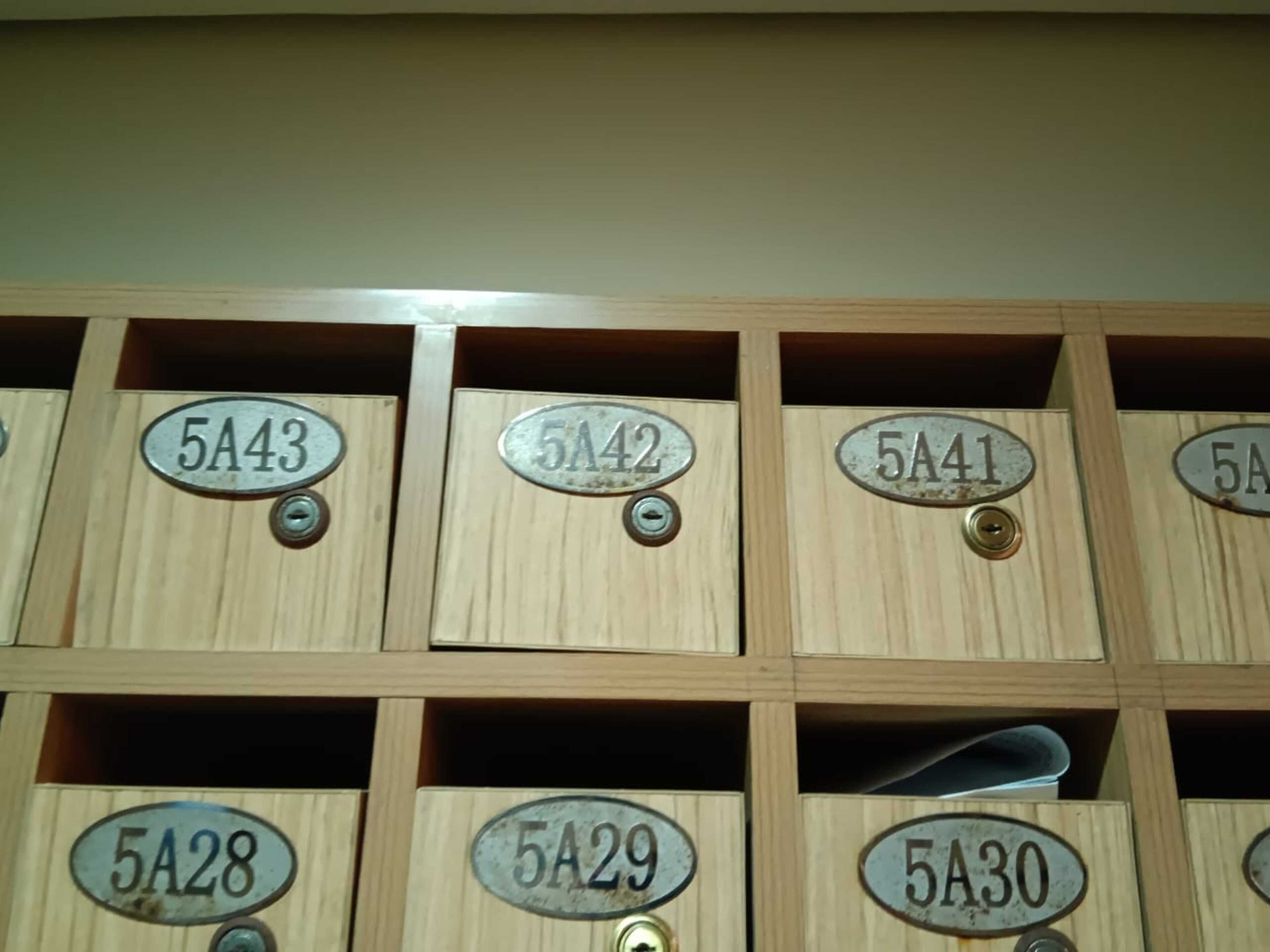 Ein Holzschrank mit mehreren Fächern, jedes mit einer eindeutigen Nummer beschriftet.