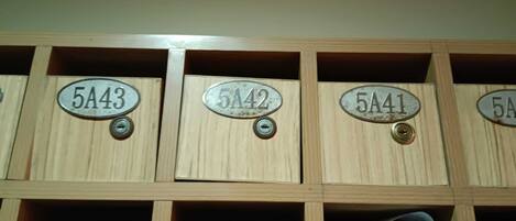 Un meuble de rangement en bois doté de plusieurs compartiments, chacun étant identifié par un numéro unique.