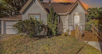 Cozy 2 Bedroom with King Bed, 2 Full Bathrooms Conveniently located in the heart of Muskegon!!!