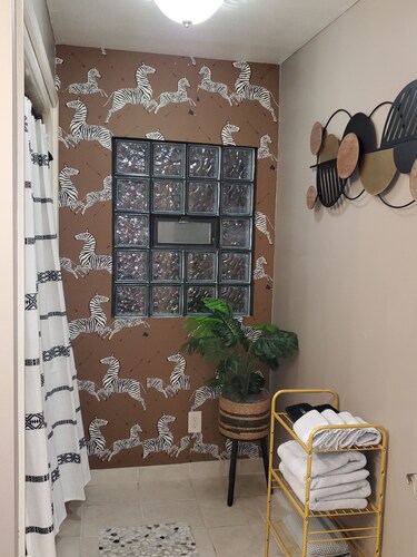 Cozy 2 Bedroom with King Bed, 2 Full Bathrooms Conveniently located in the heart of Muskegon!!!