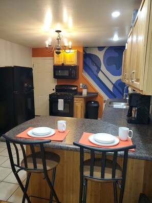 Refrigerador, microondas, horno y parrilla de estufa 