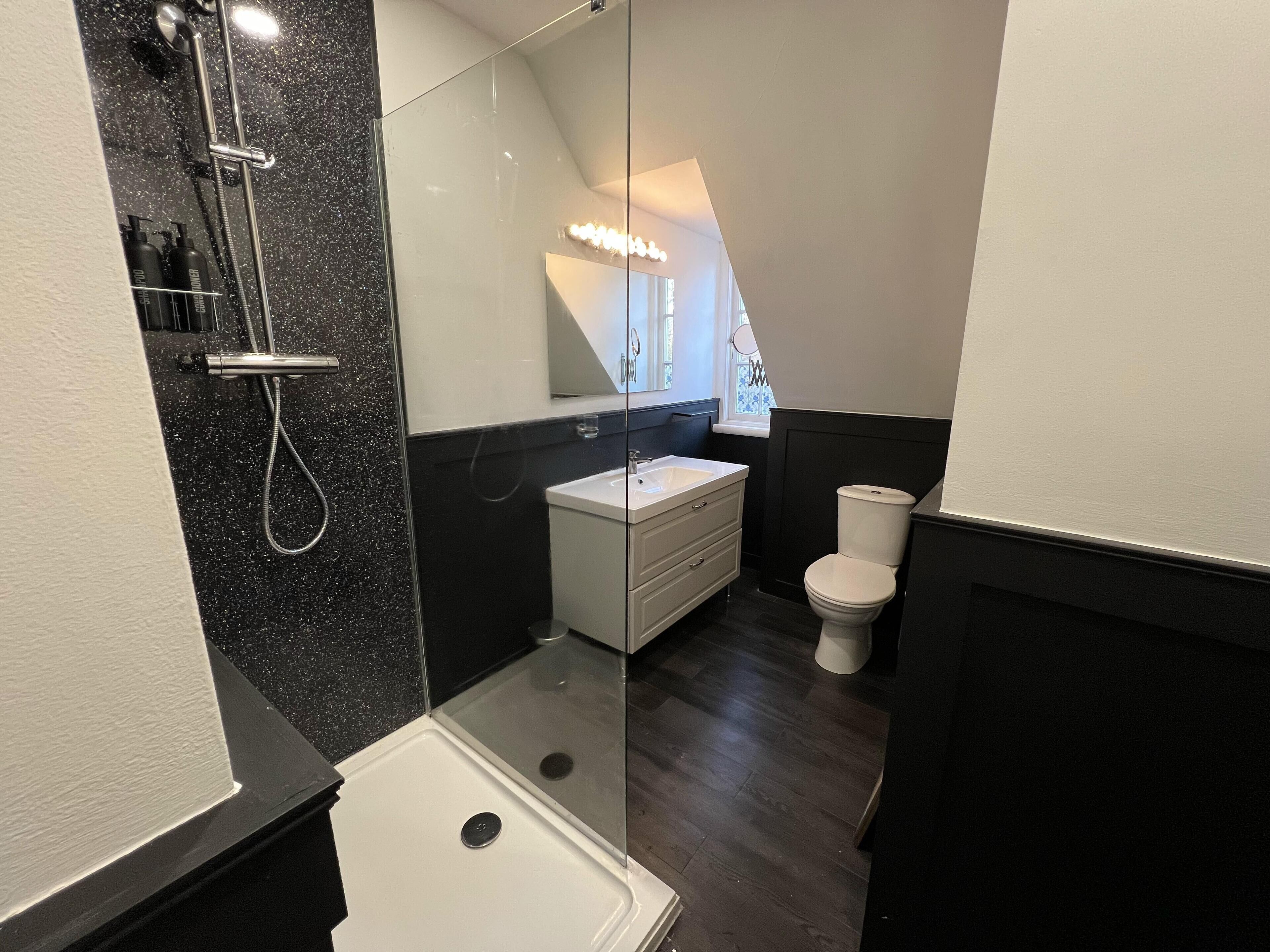 Apartment | Badezimmer | Dusche, Handtücher, Toilettenpapier